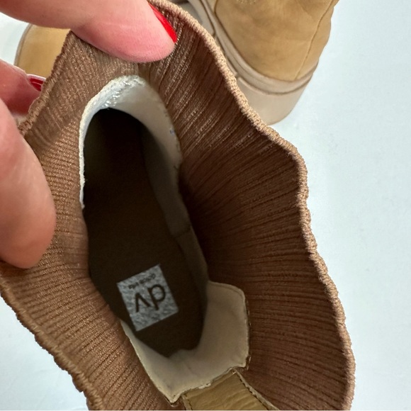 DV Dolce Vita tan pull on lug sole boots size 8 - Picture 5 of 5